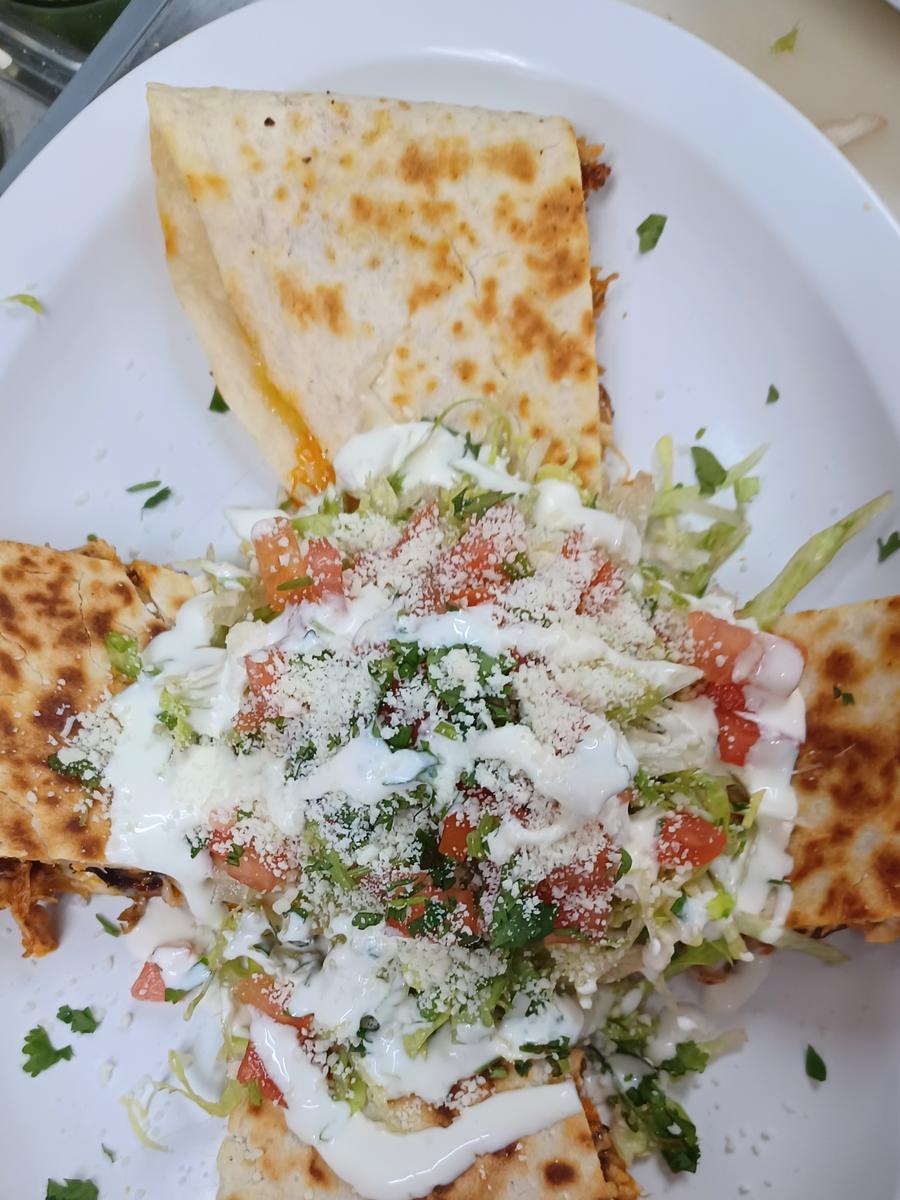 American Quesadilla - Flour tortilla - here with chicken, mozzarella and salad.